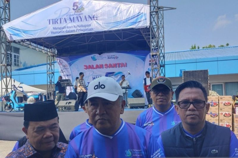  Sekda Kota Jambi A Ridwan (tengah) didampingi Direktur Utama Perumda Tirta Mayang Arianto (kanan) memberikan keterangan kepada pers usai kegiatan peringatan HUT Perumda Tirta Mayang ke-52 tahun 
