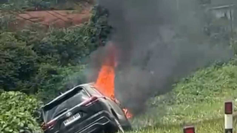 Kecelakaan lalu lintas tragis terjadi di Jalan Lintas Sumatera KM 15, Dusun Sarana Jaya, Kecamatan Bathin III, Kabupaten Bungo, mobil Toyota Innova Zenix terbakar.