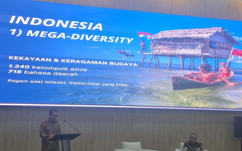 Menteri Kebudayaan Fadli Zon (kiri) saat menyampaikan materi kuliah umum di hadapan mahasiswa Universitas Jambi