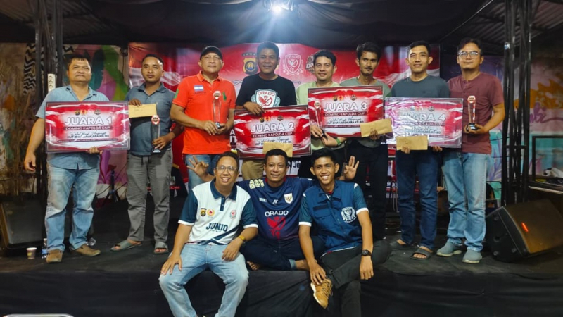 Foto bersama usai penyerahan pemenang Open Tournament Domino Kapolda Cup 2026 pada Minggu (02/07) malam.