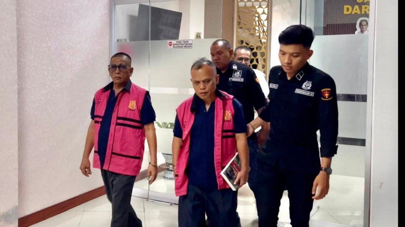 Dua orang tersangka  dugaan korupsi pengadaan tanah untuk pembangunan akses jalan menuju Pelabuhan Ujung Jabung masing-masing berinisial AS dan MD resmi ditahan.