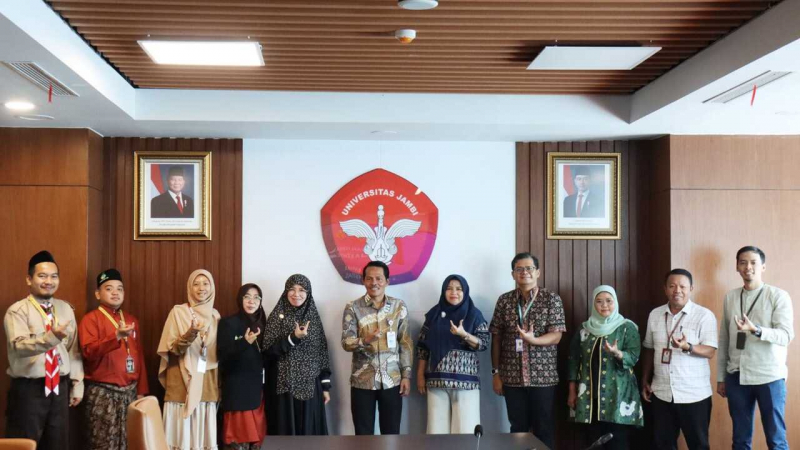 Foto bersama usai kegiatan yang berlangsung di UNIFAC Lantai 7 UNJA
