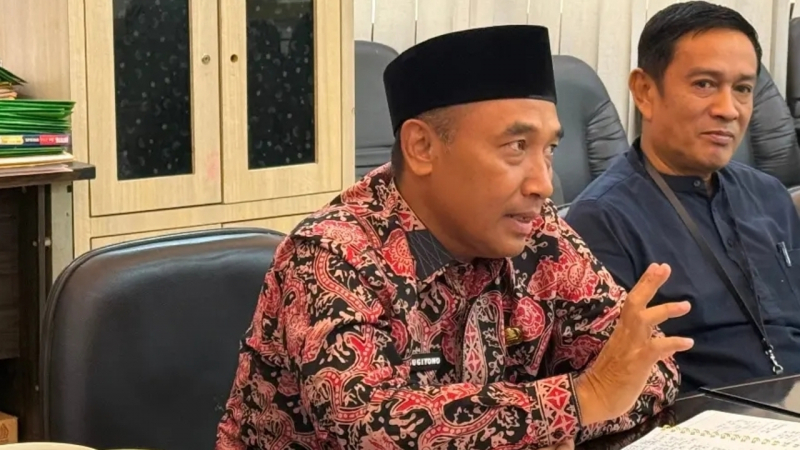 Kepala Dinas Pendidikan Kota Jambi Sugiyono didampingi Kabid SD saat memberikan keterangan kepada wartawan