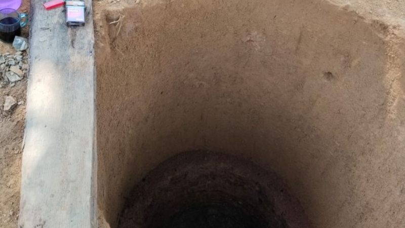 Sumur warga di Parit Culum I, Muara Sabak Barat, Tanjabtim, mulai mengering akibat musim kemarau sehingga kembali digali untuk memenuhi kebutuhan air bersih.