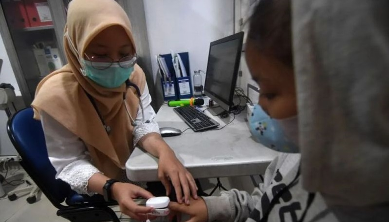 Ilustrasi - Dokter melakukan pemeriksaan kesehatan terhadap pasien bergejala Infeksi Saluran Pernapasan Akut (ISPA) 