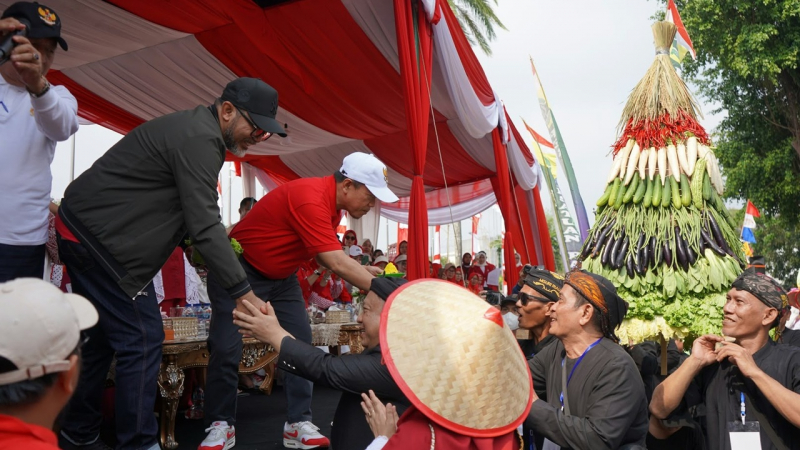 Ribuan peserta memeriahkan Pawai Pembangunan dalam rangka memperingati Hari Ulang Tahun (HUT) ke-81 Kemerdekaan Republik Indonesia, Selasa (18/8/2026).