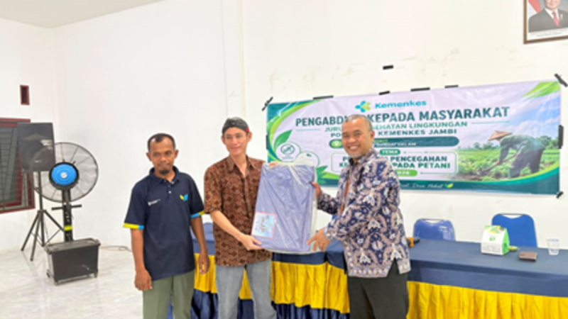 Tim pengabdian masyarakat Jurusan Kesehatan Lingkungan Poltekkes Kemenkes Jambi menyerahkan bantuan berupa terpal dan sarung tangan kepada petani sayuran di Desa Tangkit, Kabupaten Muaro Jambi