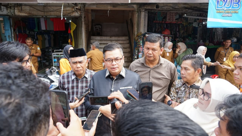 Ketua DPRD Kota Jambi, Kemas Faried Alfarelly saat menjawab pertanyaan wartawan