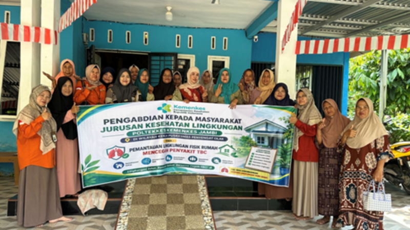 Tim pengabdian masyarakat Jurusan Kesehatan Lingkungan Poltekkes Kemenkes Jambi bersama kader TB dan anggota PKK Desa Penyengat Olak usai kegiatan edukasi pemantauan lingkungan fisik rumah berbasis Internet of Things (IoT), di Desa Penyengat Olak, Kecamatan Jambi Luar Kota