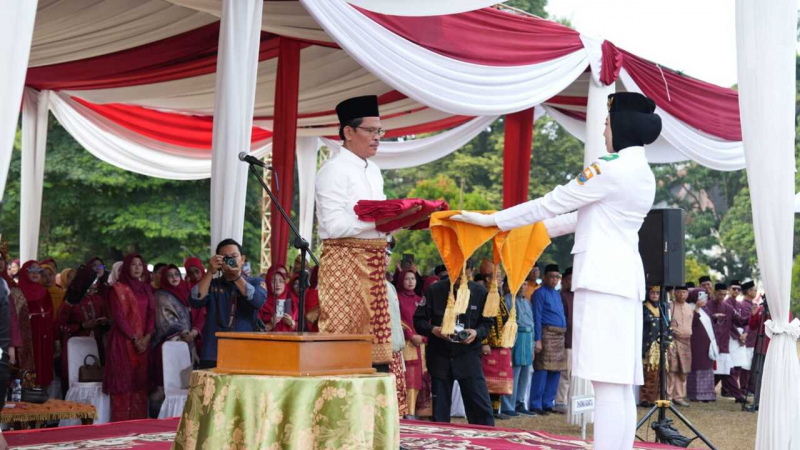Penyerahan Bendera Merah Putih yang akan dikibarkan oleh Paskibraka Universitas Jambi