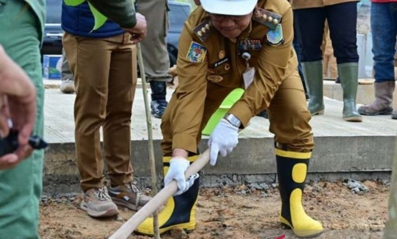 Wali Kota Jambi Maulana melakukan penanaman pohon perdana di kawasan Kolam Retensi Telaga Kajang Lako