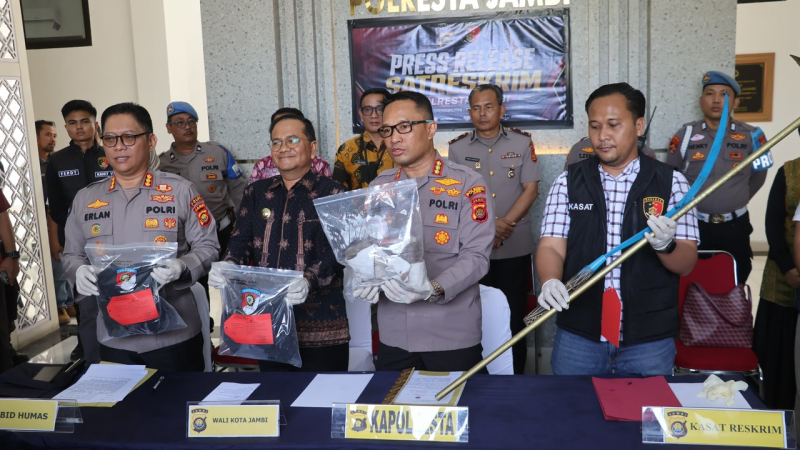 Petugas menunjukkan barang bukti yang berhasil diamankan dari aksi tawuran yang menelan korban jiwa