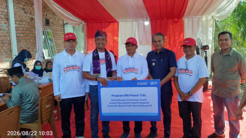 Regional CEO BRI Region 4 Palembang Luthfi Iskandar menyerahkan secara simbolis Program BRI Peduli Tanggung Jawab Sosial dan Lingkungan (TJSL) kepada Kepala Desa Ibru Arman, didampingi Wakil Bupati Muaro Jambi Jun Mahir, dalam rangkaian kegiatan Semarak Merah Putih Kemerdekaan Desa BRILiaN di Desa Ibru, Kecamatan Mestong, Kabupaten Muaro Jambi, Sabtu (22/8/2026).