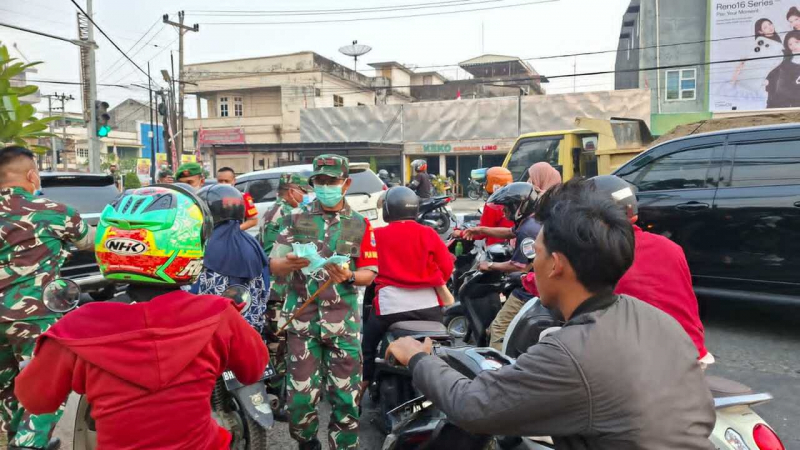 Danrem 042/Garuda Putih Brigjen TNI M. Nyamin membagikan masker kepada warga sebagai bentuk kepedulian terhadap dampak asap kebakaran hutan dan lahan di Jambi, Senin (24/8/2026).