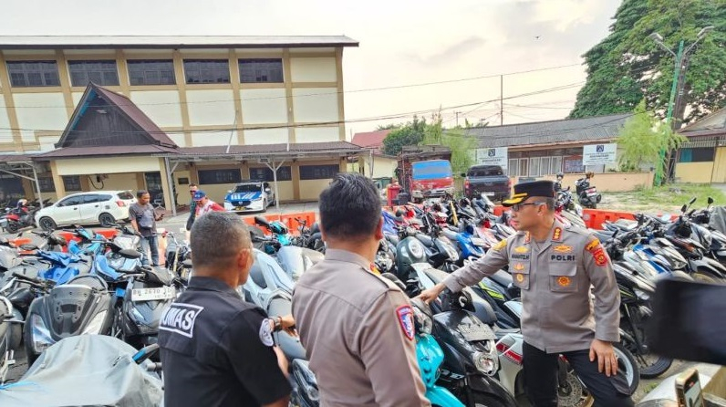 Ratusan sepeda motor yang diamankan Satlantas Polresta Jambi dari remaja atau pelajar yang masih dibawah umur tanpa memiliki SIM yang aksinya konvoi liar di jalan raya.