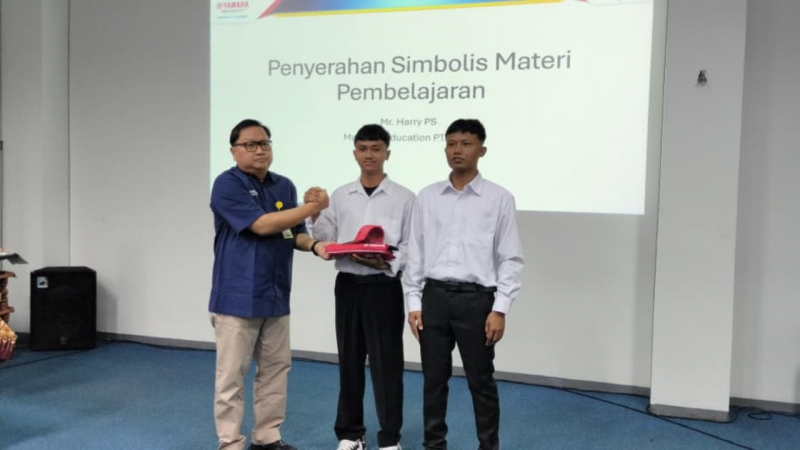 Penyerahan perlengkapan pelatihan kepada siswa YES Angkatan X yang siap menjadi mekanik Handal 