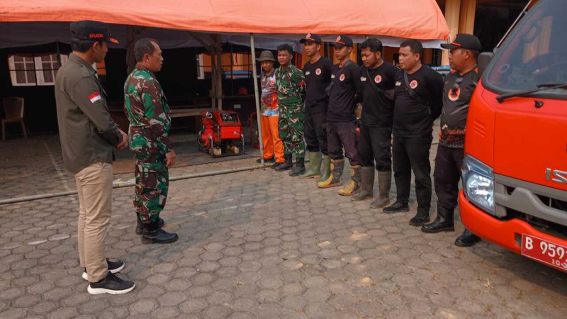 Pabung Kodim 0415/Jambi dan Kalak BPBD Batanghari mengecek kesiapan personel serta peralatan Satgas Karhutla sebelum pemadaman di Desa Rambutan Asam.