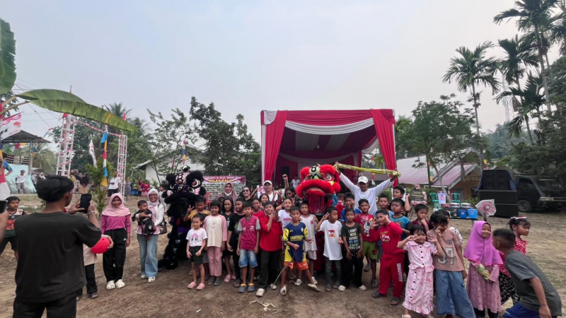 Foto bersama Ketua RT 03 Kenali Asam Atas bersama warganya usai menggelar kegiatan perayaan HUT RI ke-81