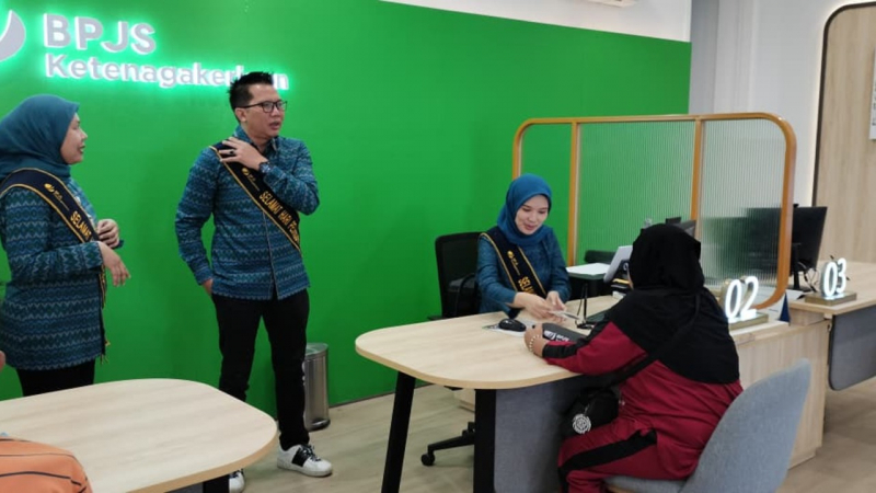 Kepala BPJS Ketenagakerjaan melayani peserta yang datang pada Harpelnas 2026