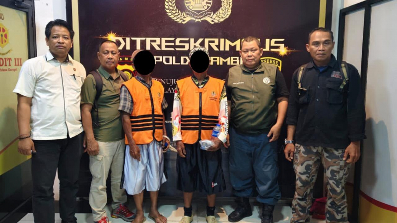 Petugas menunjukkan dua tersangka yang diamankan karena terlibat kasus pembakar hutan