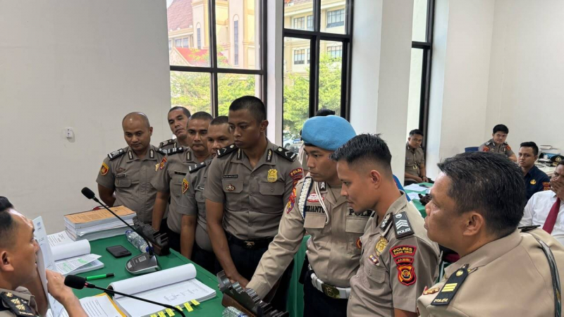 Kelimanya masing-masing berinisial Brigadir UVS, Aiptu MA, Aipda EF, Bripka DHR, dan Bripda EBD.sudah sidang etik dan di PTDH.