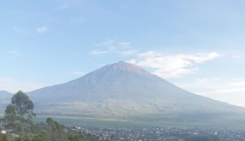 Gunung Kerinci terlihat dari Desa Kersik Tuo Kecamatan Kayu Aro Kabupaten Kerinci. 