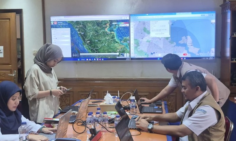 Sub satgas udara karhutla Provinsi Jambi tengah melakukan pemantauan cuaca di Bandara Sultan Thaha Saifuddin Jambi. 