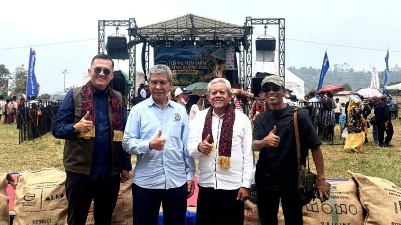 Kadis Kominfo Provinsi Jambi Ariansyah (kiri) saat menghadiri Festival Pesta Rakyat Petani Kopi Kerinci 2026 di Lapangan Desa Batang Sangir, Kabupaten Kerinci,