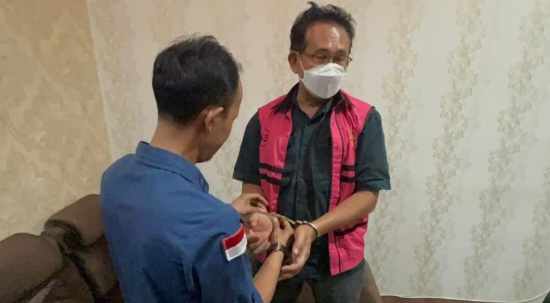 Penahanan tersangka korupsi pembebasan lahan jalan menuju pelabuhan Ujung Jabung, jambi oleh Kejati Jambi