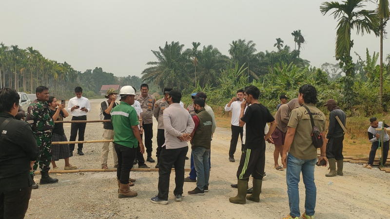 Terlihat masyarakat yang menutup akses jalan menuju PT. PAS yang berada di Kelurahan Parit Culum II, Kecamatan Muara Sabak Barat terkait dengan sengketa lahan. Terlihat aparat kepolisian, Babinsa serta pihak perusahaan yang mencoba memediasi masyarakat