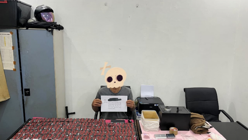 Petugas Satresnarkoba Polresta Jambi mengamankan sejumlah barang bukti dalam pengungkapan dugaan kasus peredaran narkotika di wilayah Kota Jambi. Polisi masih melakukan pendalaman terhadap perkara tersebut