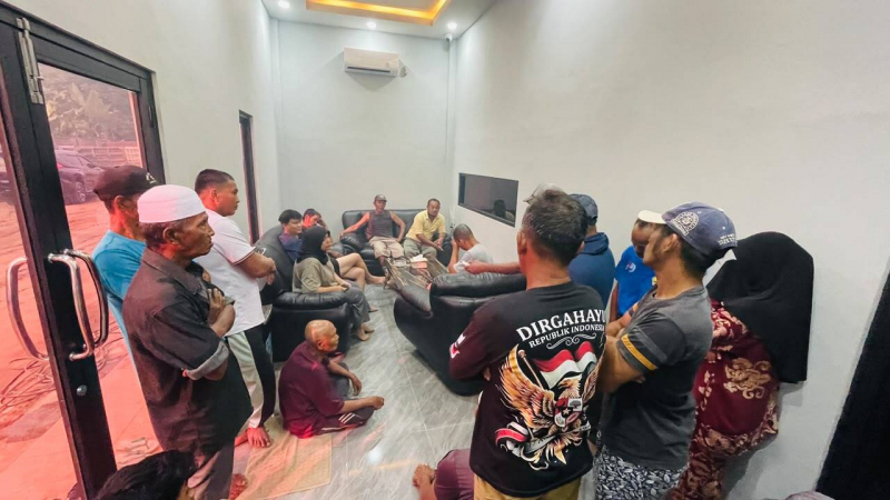 Warga berkumpul di salah satu rumah warga yang tidak jauh dari lokasi aktivitas.