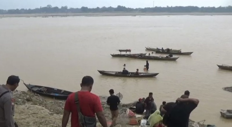 Personel Polsek Jaluko bersama masyarakat di Kabupaten Muaro Jambi bubarkan aksi perburuan benda antik di Sungai Batanghari