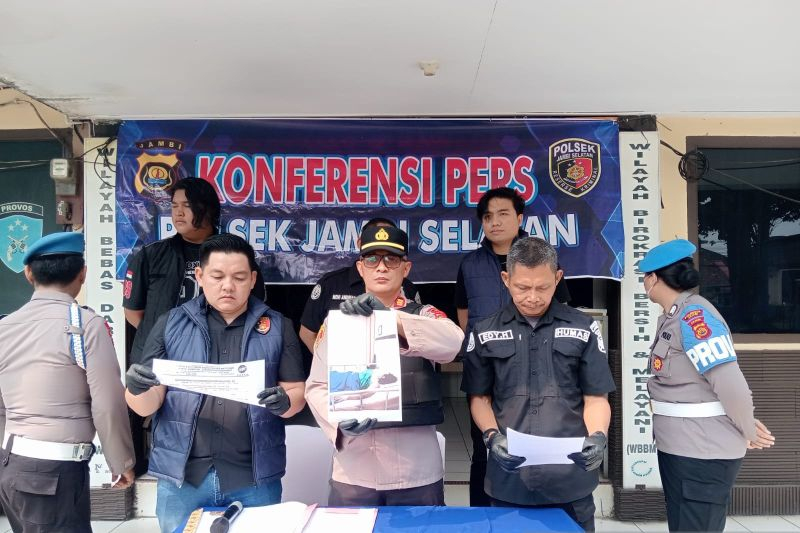 Kapolsek Jambi Selatan AKP Tarani Zebua saat ekspos pelaku penyiraman air keras yang berhasil di tangkap.