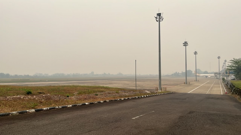 Kondisi di Bandara Sultan Thaha Jambi yang dpenuhi kabut asap yang sebabkan gangguan penerbangan.