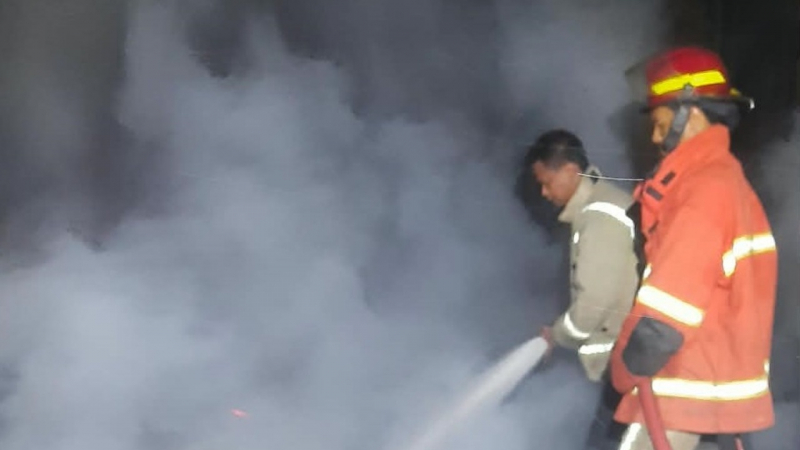 Petugas saat melakukan pemadaman api di rumah warga yang terbakar di Sungai Gelam