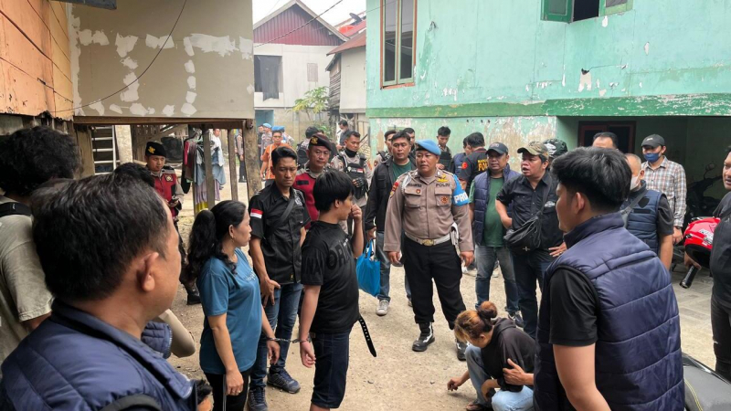 Dalam operasi yang digelar Jumat (9/10/2026) sore itu, enam orang diamankan dan satu paket yang diduga sabu ditemukan di sekitar rumah tersebut.