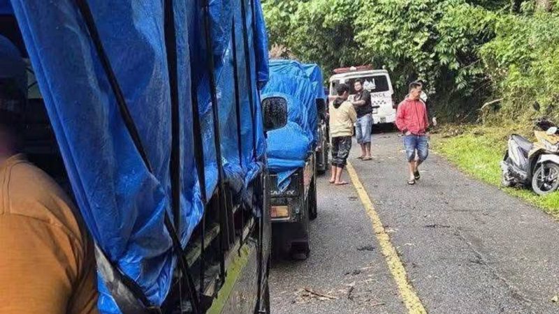 Kondisi jalan nasional Sungai Penuh–Tapan, yang menghubungkan Provinsi Jambi dengan Sumatera Barat yang macet akibat longsor.