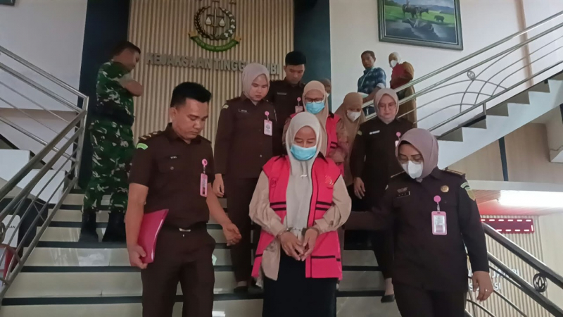 Usai diperiksa, tersangka langsung digiring menuju sel tahanan